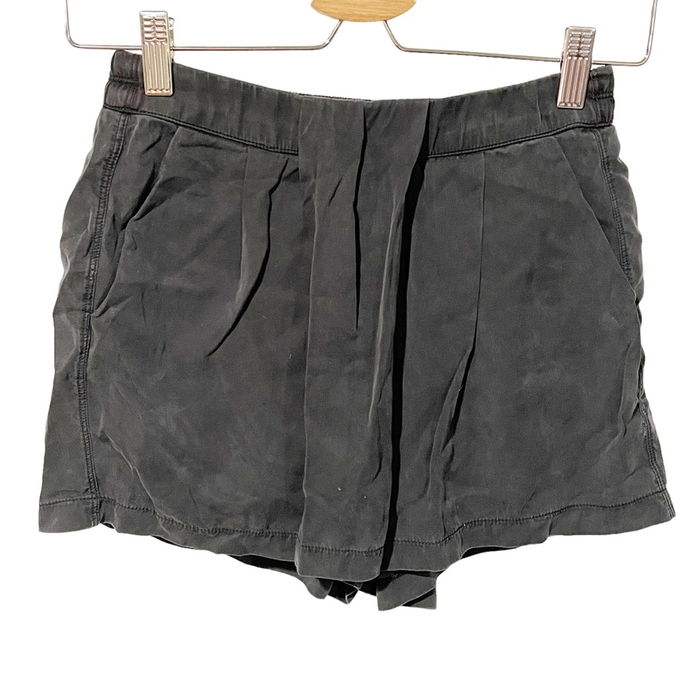 Lululemon Womens Size 4 Black Solid Pull On Pleat Front Tencel Keepsake Shorts